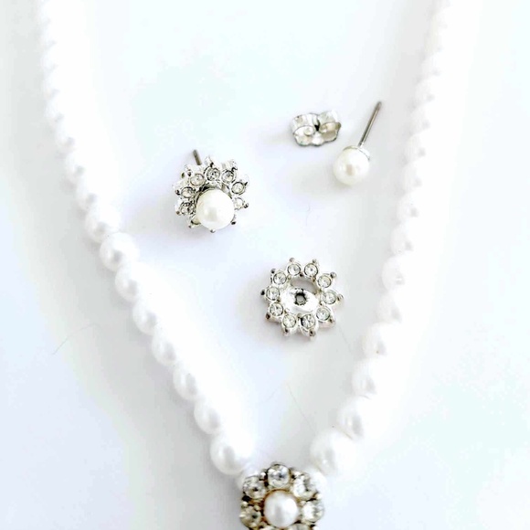 AVON Vintage Bridal Faux Pearl Floral Crystal Studded Necklace and Earrings Set - Picture 5 of 7